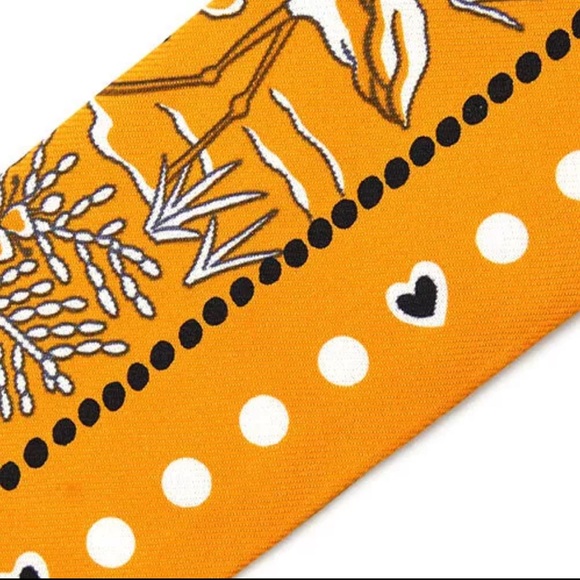 Hermes Rare Collector Scarf Silk Twilly
Entre Ciel Et Mer Bandana Pattern Orange - Picture 4 of 13